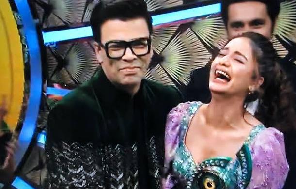 दिव्या अग्रवाल ने की Bigg Boss OTT की ट्रॉफी अपने नाम, ...