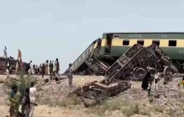 Train Accident -: हजारा एक्सप्रेस की 10 बोगियां पटरी से...
