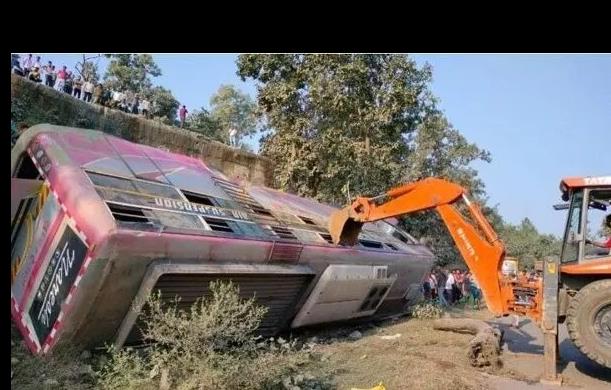 Accident -: यात्री बस अनियंत्रित होकर पलटी, हादसे में 2...