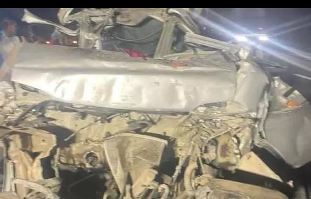 Accident -: तेज रफ्तार कार के वैन से टकराने से एक बच्चे...