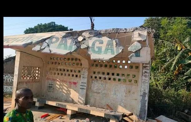 Accident -: चेकिंग पॉइंट पर अनियंत्रित ट्रक घुसने से चु...