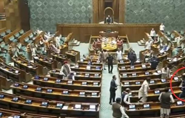 BREAKING News : लोकसभा में सुरक्षा की बड़ी चूक, दर्शकदी...