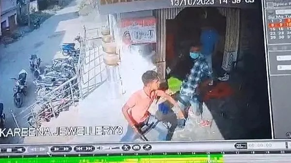 Bihar Crime News -: बदमाशों ने दिनदहाड़े चाड़ी बाजार में दो लोगों को गोली मारी, पु... Bihar Crime News -: बदमाशों ने दिनदहाड़े चाड़ी बाजार में दो लोगों को गोली मारी, पु...