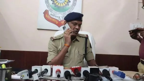 CG Crime News -: खनिज विभाग परिसर में खड़ी रेत से भरी ट्...