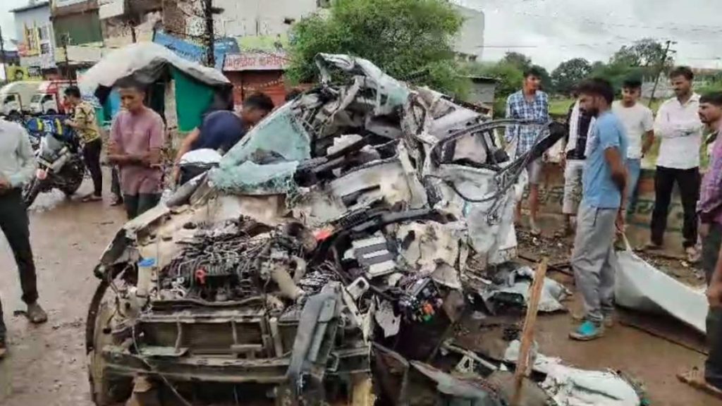 रफ्तार बनी काल: ट्रक के पीछे जा घुसी हाई स्पीड कार, युव...