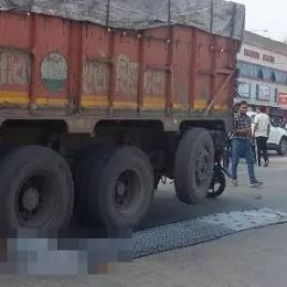 Accident -: तेज रफ्तार ट्रक ने बाइक सवार...