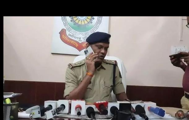 CG Crime News -: खनिज विभाग परिसर में खड़ी रेत से भरी ट्...