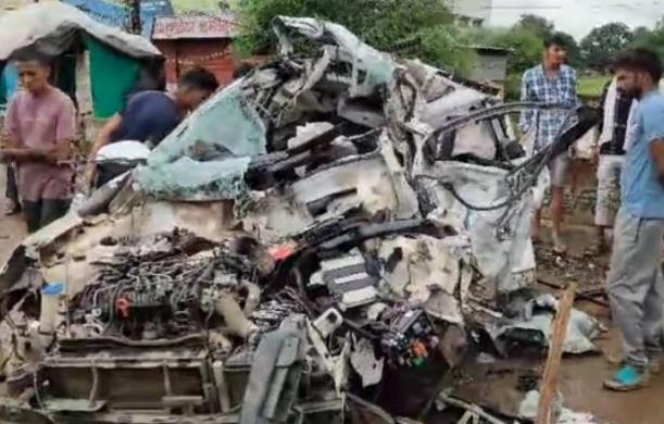 रफ्तार बनी काल: ट्रक के पीछे जा घुसी हाई स्पीड कार, युव...